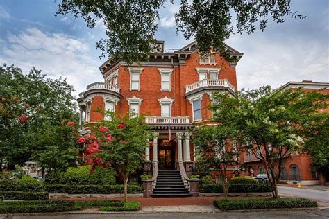 airbnb downtown historic savannah.